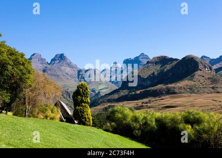 Drakensberg, hotel Cathedral Peak, giardino e montagne, riserva di caccia del Giants Castle, distretto di Uthukela, provincia di KwaZulu-Natal, Sudafrica, Africa Foto Stock