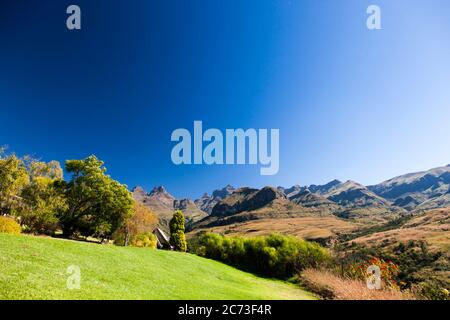 Drakensberg, hotel Cathedral Peak, giardino e montagne, riserva di caccia del Giants Castle, distretto di Uthukela, provincia di KwaZulu-Natal, Sudafrica, Africa Foto Stock