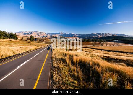 Drakensberg, vista mattutina delle montagne, sani Pass Road, Underberg, vicino alla zona selvaggia di Mkhomazi, KwaZulu-Natal, Sudafrica, Africa Foto Stock