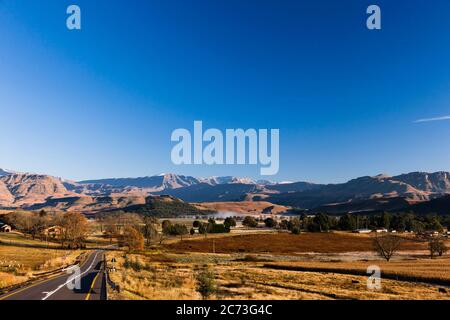 Drakensberg, vista mattutina delle montagne, sani Pass Road, Underberg, vicino alla zona selvaggia di Mkhomazi, KwaZulu-Natal, Sudafrica, Africa Foto Stock