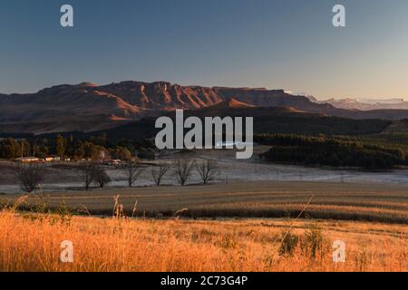 Drakensberg, vista mattutina di campi e montagne, da sani Pass Road, Underberg, vicino alla zona Wilderness di Mkhomazi, KwaZulu-Natal, Sudafrica, Africa Foto Stock