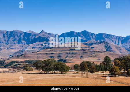 Drakensberg, Vista delle montagne (picco del Corno di Rhino), Castello Giardino, Area Wilderness di Mkhomazi, KwaZulu-Natal, Sudafrica, Africa Foto Stock