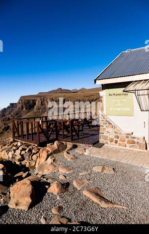Drakensberg, vista delle montagne e della valle dal lato del Lesotho, a sani Top del Passo sani, Mkhomazi Wilderness zona, Maloti drakensberg, Lesotho, Africa Foto Stock