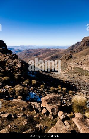 Drakensberg, vista delle montagne e della valle dal lato del Lesotho, a sani Top del Passo sani, Mkhomazi Wilderness zona, Maloti drakensberg, Lesotho, Africa Foto Stock