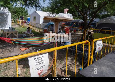 Matamoros, Messico. 13 luglio 2020. Una vista di un cartello che informa le persone che l'area è riservata solo ai pazienti e al personale. Attualmente ci sono 23 persone che aspettano in una zona di isolamento per essere testate o per i risultati dei loro test del coronavirus. 3 dei residenti del campo hanno provato positivi per il virus. Ci sono circa 1,500 persone che vivono in tende all'interno di una zona recintata fuori del parco mentre attendono le loro audizioni di asilo dagli Stati Uniti d'America. Credit: SOPA Images Limited/Alamy Live News Foto Stock