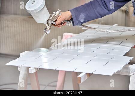 Verniciatura di mobili in cabina di verniciatura. Produzione di mobili. Processo di produzione di mobili in legno Foto Stock