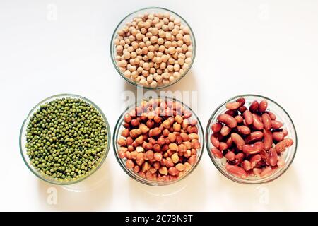 Raccolta di legumi (ceci, piselli verdi, lenticchie rosa, lenticchie indiane, fagioli rossi, fagioli verdi, rene rosso) isolati su sfondo bianco. Foto Stock