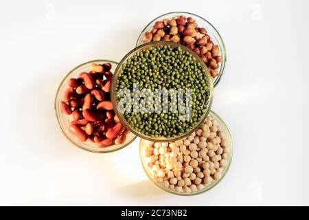 Raccolta di legumi (ceci, piselli verdi, lenticchie rosa, lenticchie indiane, fagioli rossi, fagioli verdi, rene rosso) isolati su sfondo bianco. Foto Stock
