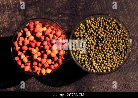 Raccolta di legumi (ceci, piselli verdi) isolati su sfondo nero. Foto Stock