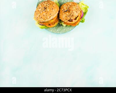 Hamburger di verdure vegane con focacce di farro Foto Stock