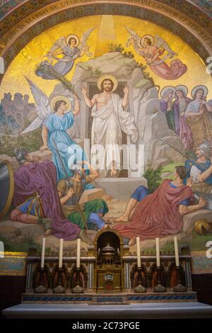 Apr 28. 2014 Lourdes Francia Io sono nella risurrezione e nella vita. Monumentali murales a mosaico adornano l'interno della Basilica del Rosario. Foto Stock