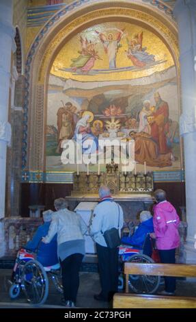 Apr 28. 2014 Lourdes Francia Maria, Giuseppe e il neonato Gesù che giace nella mangiatoia. Monumentali murales a mosaico adornano l'interno della Basilica del Rosario. Foto Stock