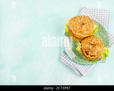 Hamburger di verdure vegane con focacce di farro Foto Stock