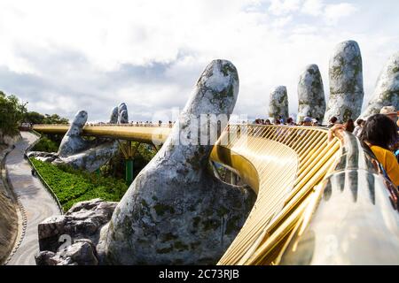 Il ponte d'oro sul cielo per camminare sulle colline di Ba Na, da Nang, Vietnam nell'agosto 2019 Foto Stock