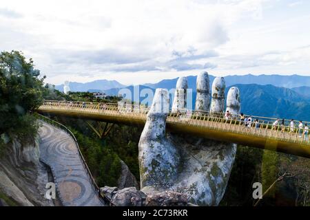 Il ponte d'oro sul cielo per camminare sulle colline di Ba Na, da Nang, Vietnam nell'agosto 2019 Foto Stock