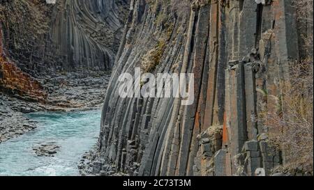 Studlagil canyon basalto, Islanda. Si tratta di una rara formazione di colonna di basalto vulcanico Foto Stock