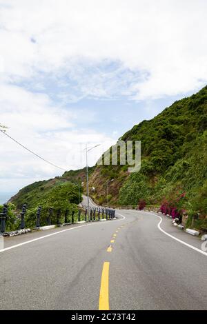 La bella curva strada con montagna, fiore e mare a due lati in da Nang. Il modo per Ba Na colline a da Nang, Vietnam. Foto Stock