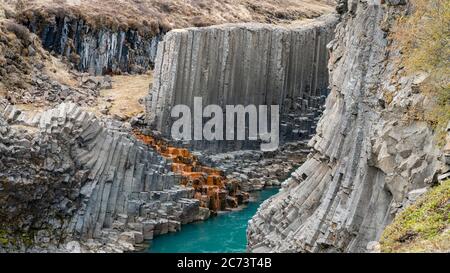 Studlagil canyon basalto, Islanda. Si tratta di una rara formazione di colonna di basalto vulcanico Foto Stock