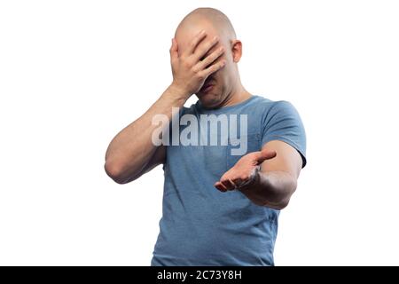 Foto di uomo calvo perplesso in camicia a T che mostra il gesto facepalm Foto Stock