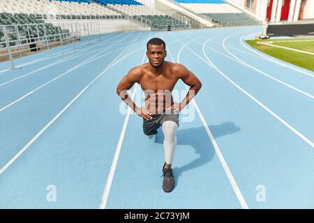 atleta motivato con mani su fianchi che lavorano fuori, benessere, benessere, ragazzo conduce uno stile di vita sano Foto Stock