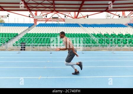 uomo forte che si prepara per una competizione, sedili colorati sullo sfondo della foto.wellness. benessere Foto Stock