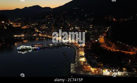 vista aerea notturna della città di parga, famosa destinazione turistica in epiro preveza, grecia, estate 2020 Foto Stock