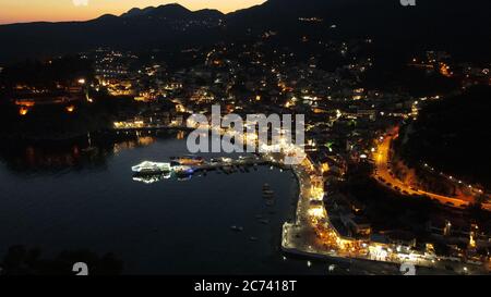 vista aerea notturna della città di parga, famosa destinazione turistica in epiro preveza, grecia, estate 2020 Foto Stock