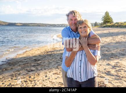 Coppia anziana innamorata del mare. Anziana donna e uomo in pensione che godono di uno stile di vita di pensione sentirsi felici e fortunati dopo la pandemia del coronavirus. Torna a. Foto Stock