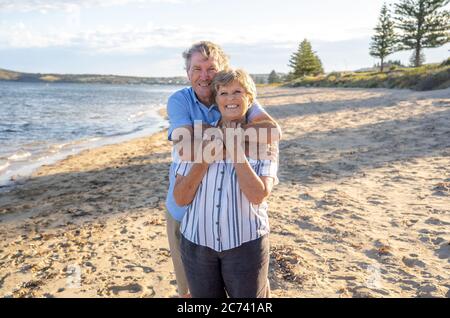 Coppia anziana innamorata del mare. Anziana donna e uomo in pensione che godono di uno stile di vita di pensione sentirsi felici e fortunati dopo la pandemia del coronavirus. Torna a. Foto Stock