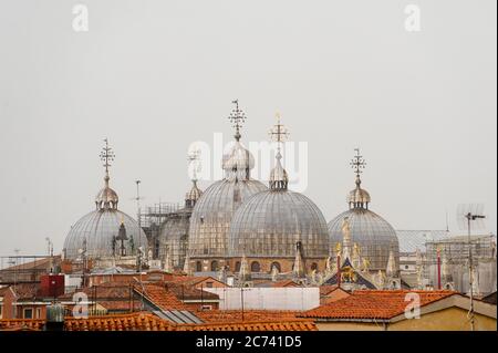 Europa, Italia, Veneto, Venezia. Città costruita sulla laguna del Mare Adriatico. Città di canali d'acqua invece di strade. Capitale della Serenissima Repubblica di Venezia. Patrimonio dell'umanità dell'UNESCO. Cupole della Basilica di S. Marco Foto Stock