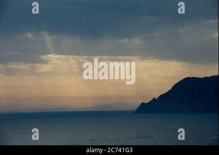 Europa, Italia, Liguria, Ligure. Spettacolare tramonto con nuvole su Punta Mesco nelle cinque Terre del Mar Ligure. Foto Stock