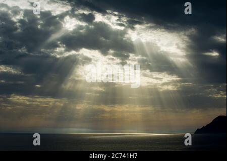 Europa, Italia, Liguria, Ligure. Spettacolare tramonto con nuvole su Punta Mesco nelle cinque Terre del Mar Ligure. Foto Stock