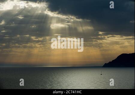 Europa, Italia, Liguria, Ligure. Spettacolare tramonto con nuvole su Punta Mesco nelle cinque Terre del Mar Ligure. Foto Stock