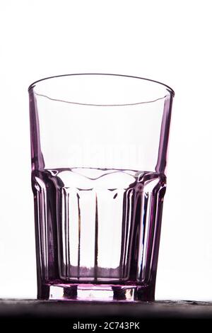 Tazza di vetro vuota, trasparente, sfaccettata, isolata su bianco. Foto Stock