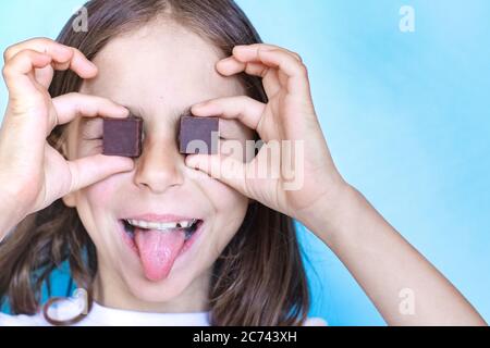 Un bambino felice che ha mangiato il cioccolato ricorda quanto era delizioso. Foto Stock