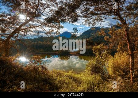 Autunno nei laghi Telaga warna di Dieng con la montagna Sindoro sullo sfondo Foto Stock