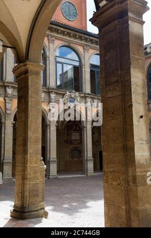 Europa, Italia, Emilia-Romagna, Bologna. Italia, Emilia Romagna, Bologna, Centro storico, Piazza Galvani, Palazzo Archiginnasio l'architetto Antonio Morandi ha detto che Terribilia risale al XVI secolo edificio gotico convertito nel 1803 biblioteca comunale (Biblioteca comunale dell'Archiginnasio) Foto Stock