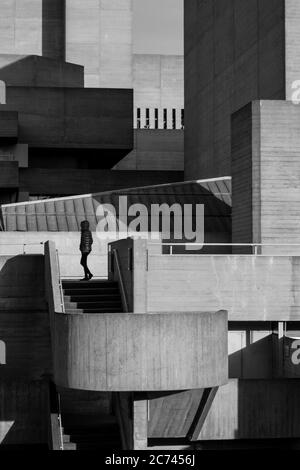 Fotografia urbana in bianco e nero di Londra: Architettura brutalista del Royal National Theatre, Southbank. Foto Stock