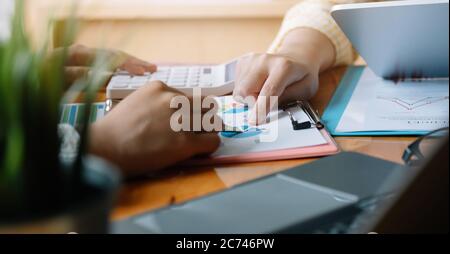 Primo piano incontro tra uomini d'affari per discutere la situazione sul mercato. Concetto finanziario aziendale Foto Stock