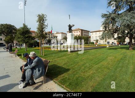 Empoli, Italia - 04 novembre 2017: La statua bronzea in Piazza della Vittoria della dea Vittoria realizzata da Dario Manetti e Carlo Rivalta in Foto Stock