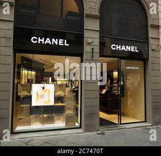 Firenze, Italia - 04 Novembre 2017: Negozio Chanel, facciata esterna dell'ingresso del negozio. I profumi Chanel sono famosi in tutto il mondo e sono concid Foto Stock