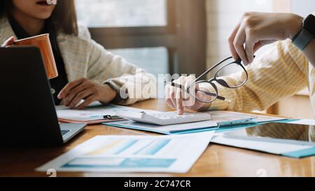 Incontri di lavoro per discutere la situazione con il calcolatore. Concetto finanziario aziendale Foto Stock