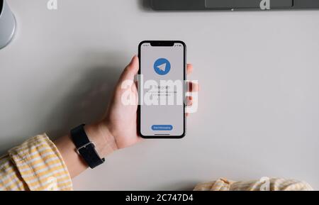 CHIANG mai, THAILANDIA 3 LUGLIO 2020 : icona dell'applicazione telegramma su Apple iPhone Xs primo piano dello schermo. Icona dell'app telegramma. Telegramma è un social media online Foto Stock