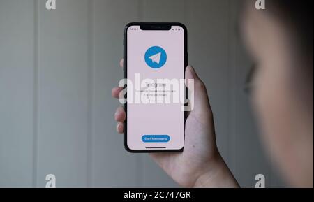CHIANG mai, THAILANDIA, 22 GIU 2020 : Donna mano che tiene iPhone X con servizio di social networking telegramma sullo schermo. IPhone 10 è stato creato e. Foto Stock