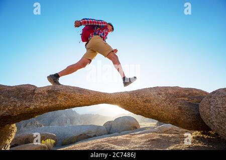 Escursionista in insolite formazioni di pietra in Alabama hills, in California, Stati Uniti d'America Foto Stock