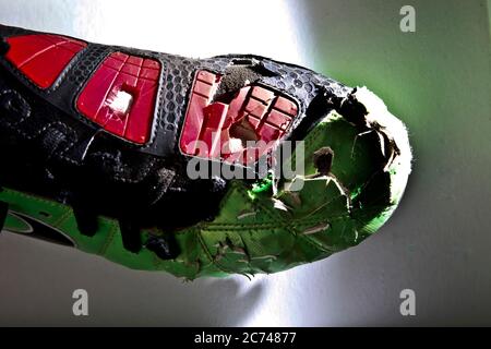 Scarpe da calcio rotte Foto Stock