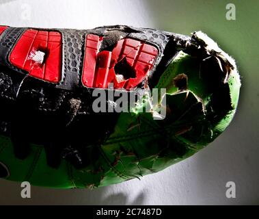 Scarpe da calcio rotte Foto Stock