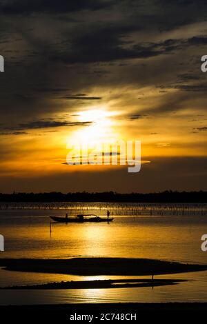 Meraviglioso paesaggio a Lap An laguna, Vietnam con la casa galleggiante, barca di legno e incredibile cielo colorato di alba. Foto Stock