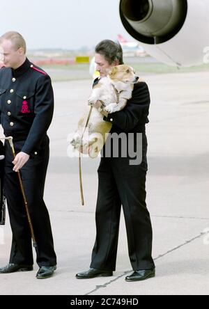 La regina Elisabetta la regina Madre che lascia l'aeroporto di Heathrow con il suo corgis animale domestico e il maggiordomo William Tallon 'backstairs Billy' per la sua vacanza annuale a Balmoral in Scozia nel maggio 1996. Foto Stock