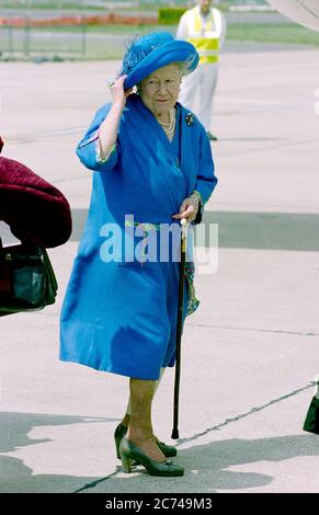 HM Queen Elizabeth la Regina Madre che lascia l'aeroporto di Heathrow con il suo corgis animale domestico per la sua vacanza annuale a Balmoral in Scozia nel maggio 1996. Foto Stock